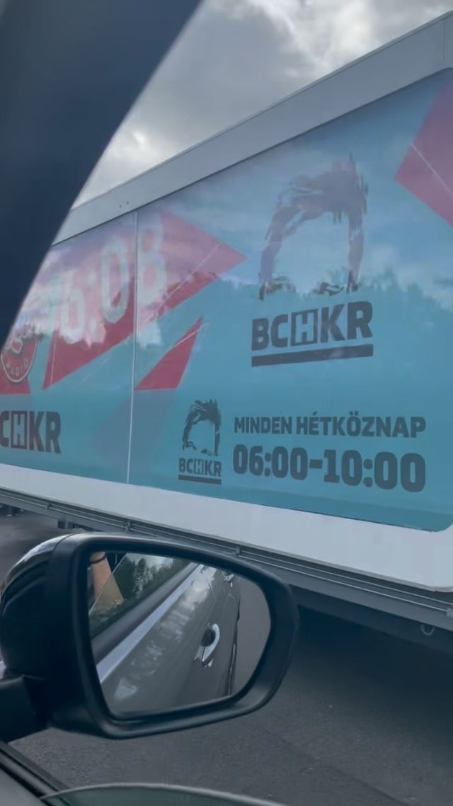 Haladunk, haladunk… 🚙 Nyugi, bármikor is érünk ma Debrecenbe a Kishegyesi és az István út sarkára 😉, holnap reggel 6️⃣.0️⃣8️⃣kor felcsendül a szignál és kezdődik a @bochkor_radioshow !
Gyertek, mert a Tankcsapdán túl rengeteg nyereménnyel is készülünk! 😎

#Bochkor6X #Bochkor6XTurné #bochkor #lovaszlaszlo #retroradio 
@tankcsapda #tankcsapda