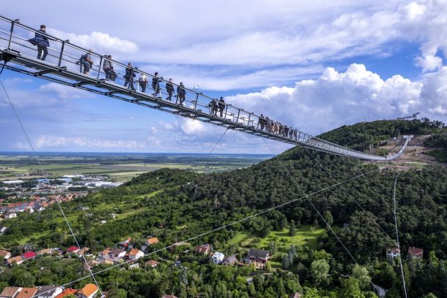 Végig mernétek sétálni a világ egyik leghosszabb gyalogos függőhídján? A Zempléni-hegység új nevezetessége a Vár-hegyet és a Szár-hegyet köti össze, 700 méter hosszan és nagyjából 80 méteres magasságban. Friss élménybeszámoló és túra ajánlat a hídról (is) Kiss Róbert Richárdtól ma Leirer Timi műsorában.
Ébredjetek és kiránduljatok velünk!