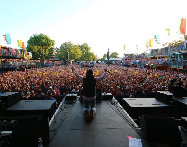 Lassan már az utolsó falevelek is lehullanak, az őszi hidegben🍂.
✈️A következő 4 órában viszont repüljünk vissza a Fergeteg Partyval a nyár legforróbb estéire. 🔥